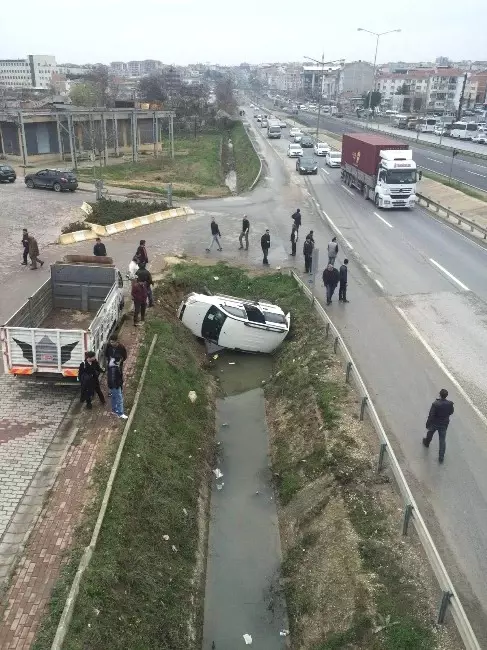 Silivri'de Takla Atan Araç Şarampole Uçtu: 3 Yaralı Silivri'de Takla Atan Araç Şarampole Uçtu: 3 Yaralı