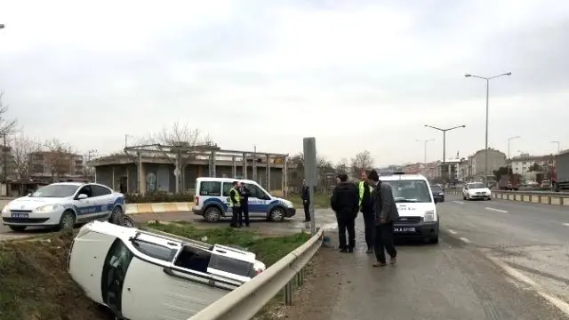 Silivri'de Takla Atan Araç Şarampole Uçtu: 3 Yaralı Silivri'de Takla Atan Araç Şarampole Uçtu: 3 Yaralı