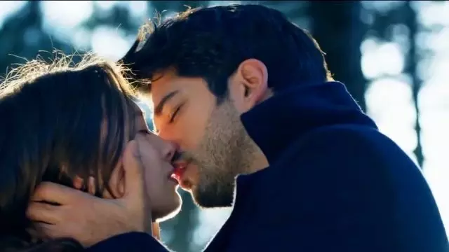 Burak Ozcivit Ve Neslihan Atagul Un Atesli Opusme Sahnesi Magazin