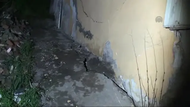 Sokakta Kalan Kadına Polis Sahip Çıktı Sokakta Kalan Kadına Polis Sahip Çıktı