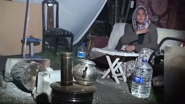 Sokakta Kalan Kadına Polis Sahip Çıktı Sokakta Kalan Kadına Polis Sahip Çıktı