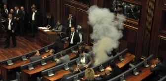 Kosova Milletvekilleri Meclis'te Kürsüdeki Bakanın Yüzüne Lazer Tuttu