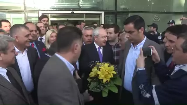 Kılıçdaroğlu, 18 Yaşındaki Lösemi Hastası Genci Ziyaret Etti