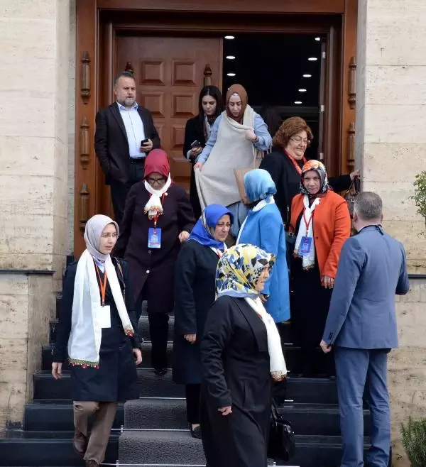 Sare Davutoğlu'nu Diyarbakır'da Beyaz Tülbent Takan Kadınlar Karşıladı