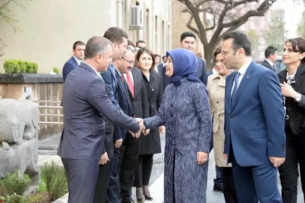 Sare Davutoğlu'nu Diyarbakır'da Beyaz Tülbent Takan Kadınlar Karşıladı