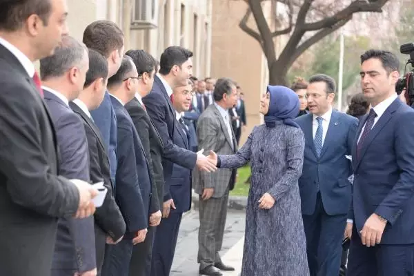 Sare Davutoğlu'nu Diyarbakır'da Beyaz Tülbent Takan Kadınlar Karşıladı