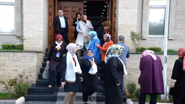 Sare Davutoğlu'nu Diyarbakır'da Beyaz Tülbent Takan Kadınlar Karşıladı
