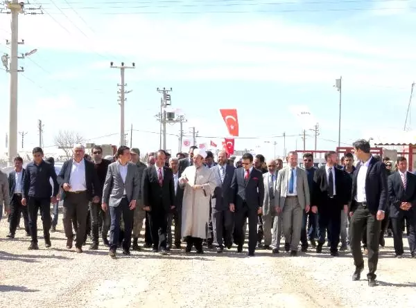 Diyanet İşleri Başkanı Görmez, Eşi ile Suriyelilerin Kaldığı Kampı Ziyaret Etti Diyanet İşleri Başkanı Görmez, Eşi ile Suriyelilerin Kaldığı Kampı Ziyaret Etti