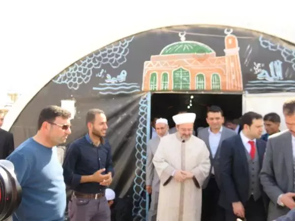 Diyanet İşleri Başkanı Görmez, Eşi ile Suriyelilerin Kaldığı Kampı Ziyaret Etti Diyanet İşleri Başkanı Görmez, Eşi ile Suriyelilerin Kaldığı Kampı Ziyaret Etti