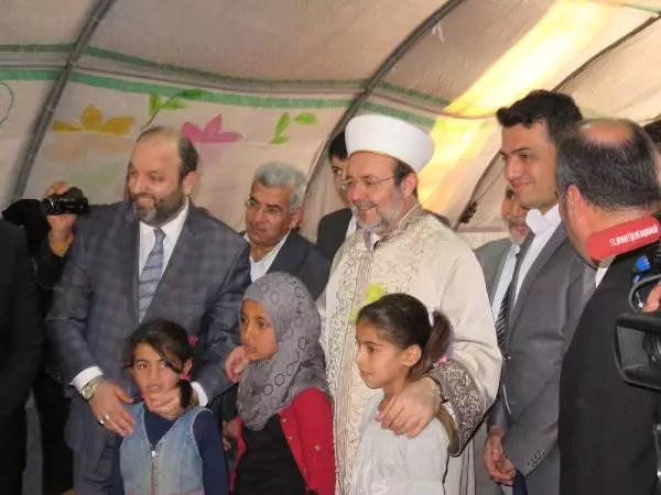 Diyanet İşleri Başkanı Görmez, Eşi ile Suriyelilerin Kaldığı Kampı Ziyaret Etti Diyanet İşleri Başkanı Görmez, Eşi ile Suriyelilerin Kaldığı Kampı Ziyaret Etti