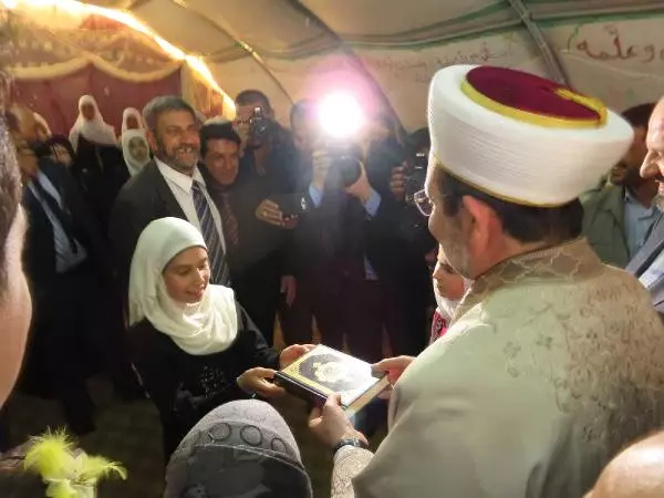 Diyanet İşleri Başkanı Görmez, Eşi ile Suriyelilerin Kaldığı Kampı Ziyaret Etti Diyanet İşleri Başkanı Görmez, Eşi ile Suriyelilerin Kaldığı Kampı Ziyaret Etti