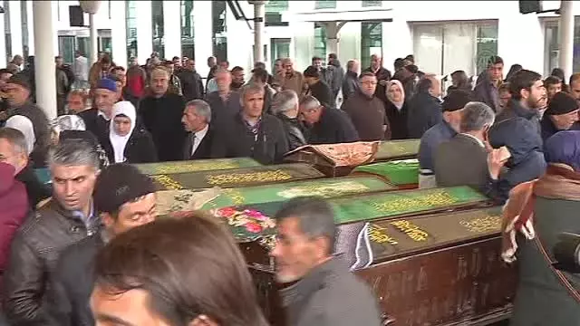 Saldırıda Yaşamını Yitiren Murat Gül, Hamide Sibel Çetinkaya, Feyza Acısu'nun Cenaze Namazı Saldırıda Yaşamını Yitiren Murat Gül, Hamide Sibel Çetinkaya, Feyza Acısu'nun Cenaze Namazı