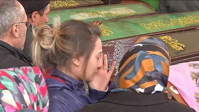 Saldırıda Yaşamını Yitiren Murat Gül, Hamide Sibel Çetinkaya, Feyza Acısu'nun Cenaze Namazı Saldırıda Yaşamını Yitiren Murat Gül, Hamide Sibel Çetinkaya, Feyza Acısu'nun Cenaze Namazı