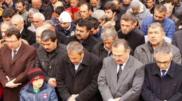 Göreve Giderken Patlamada Hayatını Kaybeden Sağlık Memuru Toprağa Verildi Göreve Giderken Patlamada Hayatını Kaybeden Sağlık Memuru Toprağa Verildi
