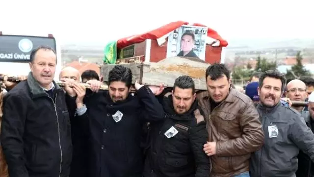 Patlamada Ölen Çaycı Eyüp Ensar Ulaş Gölbaşı'nda Toprağa Verildi Patlamada Ölen Çaycı Eyüp Ensar Ulaş Gölbaşı'nda Toprağa Verildi