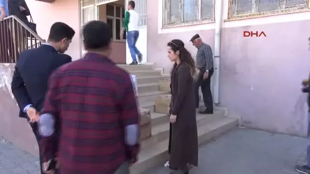 Silopi - Turizimcilerden Silopi?deki Terör Mağduru Öğrencilere Kitap Yardımı