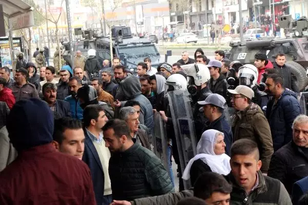 HDP'li Vekil Megafonla Polise Seslendi: Niye Müdahale Ediyorsunuz