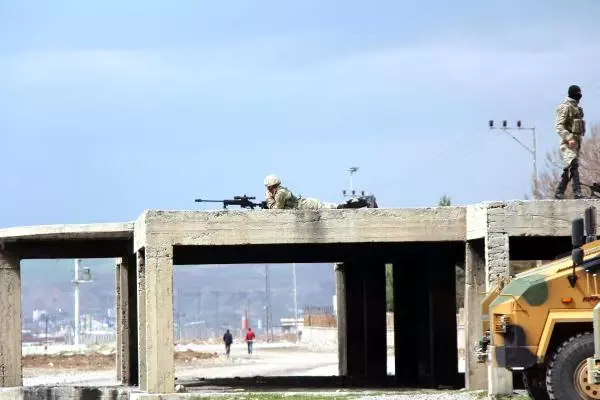 HDP'li Vekil Megafonla Polise Seslendi: Niye Müdahale Ediyorsunuz