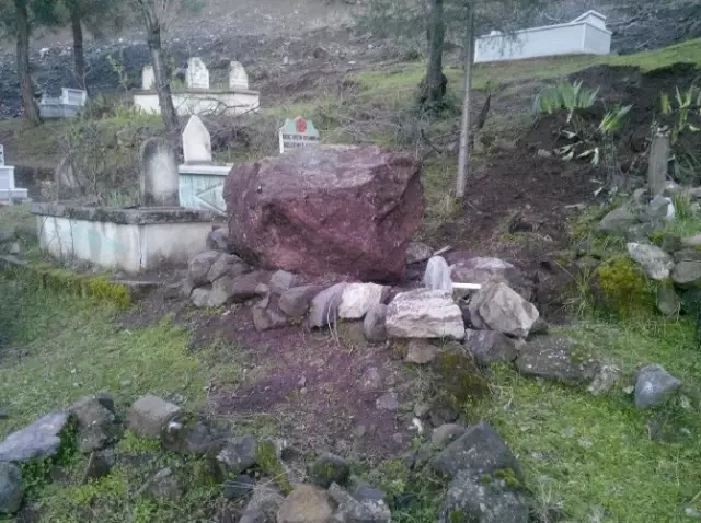 Kaleden Kopan Kaya Parçaları Mezarlığa Zarar Verdi Kaleden Kopan Kaya Parçaları Mezarlığa Zarar Verdi