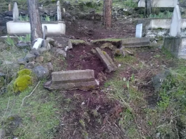 Kaleden Kopan Kaya Parçaları Mezarlığa Zarar Verdi Kaleden Kopan Kaya Parçaları Mezarlığa Zarar Verdi