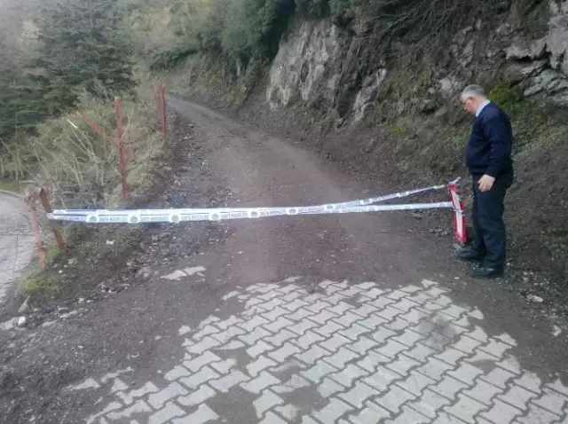 Kaleden Kopan Kaya Parçaları Mezarlığa Zarar Verdi Kaleden Kopan Kaya Parçaları Mezarlığa Zarar Verdi