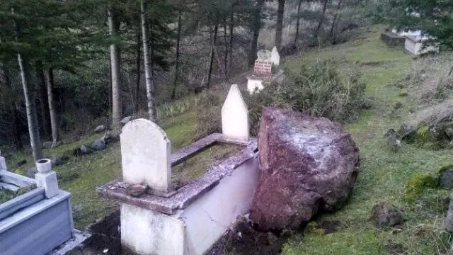 Kaleden Kopan Kaya Parçaları Mezarlığa Zarar Verdi Kaleden Kopan Kaya Parçaları Mezarlığa Zarar Verdi