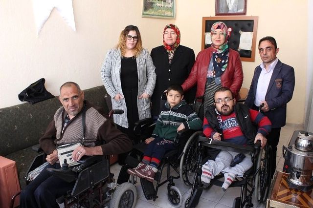 Müge Anlı Engellilere Tekerlekli Sandalye Hediye Etti Haberler