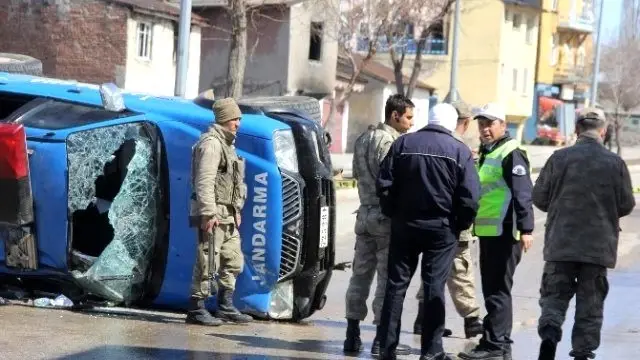 Askeri Araç ile Otobüs Çarpıştı: 4'ü Asker 6 Yaralı