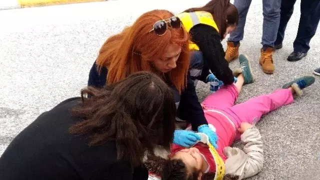 Yolun Karşısına Geçmeye Çalışan Küçük Kıza Otomobil Çarptı Edirne