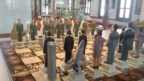 Rekortmen Müzede Bush ve Saddam'ın da Olduğu 560 Satranç Takımı Sergileniyor Rekortmen Müzede Bush ve Saddam'ın da Olduğu 560 Satranç Takımı Sergileniyor