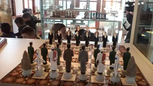 Rekortmen Müzede Bush ve Saddam'ın da Olduğu 560 Satranç Takımı Sergileniyor Rekortmen Müzede Bush ve Saddam'ın da Olduğu 560 Satranç Takımı Sergileniyor