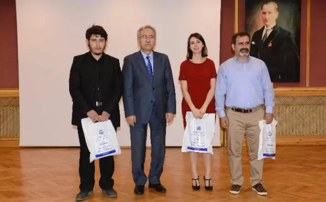Daire Başkanı Göl: 'Günde 6 Saat Televizyon İzliyoruz, Yılda 6 Saat Kitap Okuyoruz' Daire Başkanı Göl: 'Günde 6 Saat Televizyon İzliyoruz, Yılda 6 Saat Kitap Okuyoruz'