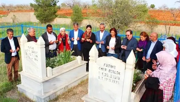 Hdp'liler Öcalan'ın Anne-babasının Mezarını Ziyarete Gitti Hdp'liler Öcalan'ın Anne-babasının Mezarını Ziyarete Gitti