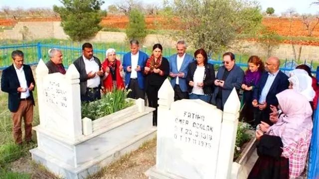 Hdp'liler Öcalan'ın Anne-babasının Mezarını Ziyarete Gitti Hdp'liler Öcalan'ın Anne-babasının Mezarını Ziyarete Gitti