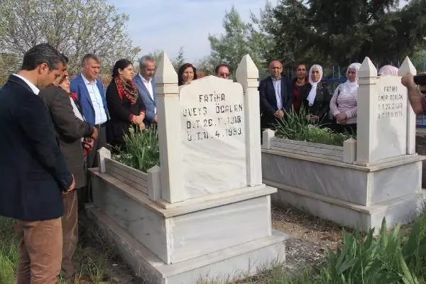 HDP Milletvekilleri, Öcalan'ın Anne ve Babasının Mezarını Ziyaret Etti HDP Milletvekilleri, Öcalan'ın Anne ve Babasının Mezarını Ziyaret Etti