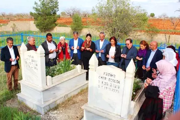 HDP Milletvekilleri, Öcalan'ın Anne ve Babasının Mezarını Ziyaret Etti HDP Milletvekilleri, Öcalan'ın Anne ve Babasının Mezarını Ziyaret Etti