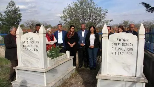 HDP Milletvekilleri, Öcalan'ın Anne ve Babasının Mezarını Ziyaret Etti HDP Milletvekilleri, Öcalan'ın Anne ve Babasının Mezarını Ziyaret Etti
