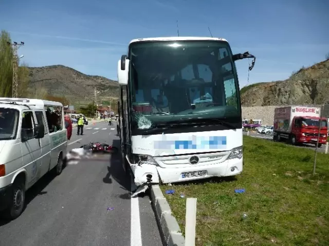 Yolcu Otobüsü Elektrikli Bisiklete Çarptı: 1 Ölü, 1 Yaralı Yolcu Otobüsü Elektrikli Bisiklete Çarptı: 1 Ölü, 1 Yaralı
