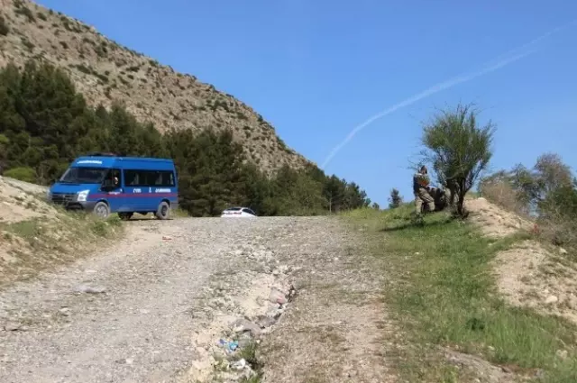 Pikniğe Giden Gençlerin Otomobili Nehre Uçtu Pikniğe Giden Gençlerin Otomobili Nehre Uçtu