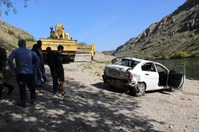 Pikniğe Giden Gençlerin Otomobili Nehre Uçtu Pikniğe Giden Gençlerin Otomobili Nehre Uçtu