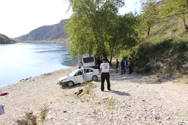 Pikniğe Giden Gençlerin Otomobili Nehre Uçtu Pikniğe Giden Gençlerin Otomobili Nehre Uçtu