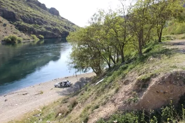 Pikniğe Giden Gençlerin Otomobili Nehre Uçtu Pikniğe Giden Gençlerin Otomobili Nehre Uçtu