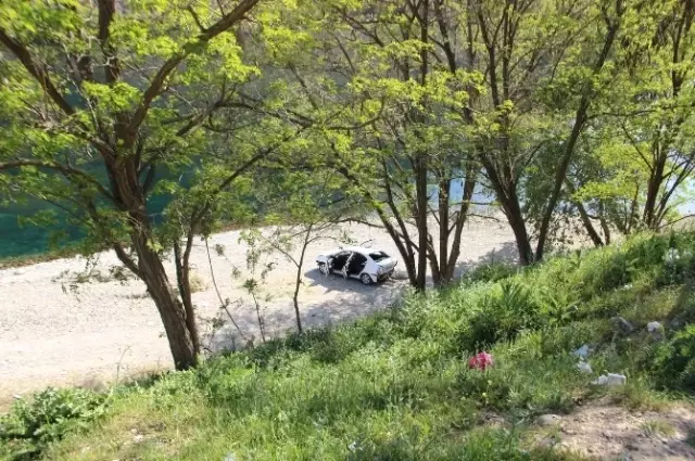 Pikniğe Giden Gençlerin Otomobili Nehre Uçtu Pikniğe Giden Gençlerin Otomobili Nehre Uçtu