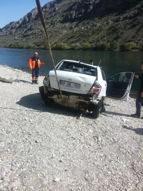 Pikniğe Giden Gençlerin Otomobili Nehre Uçtu Pikniğe Giden Gençlerin Otomobili Nehre Uçtu