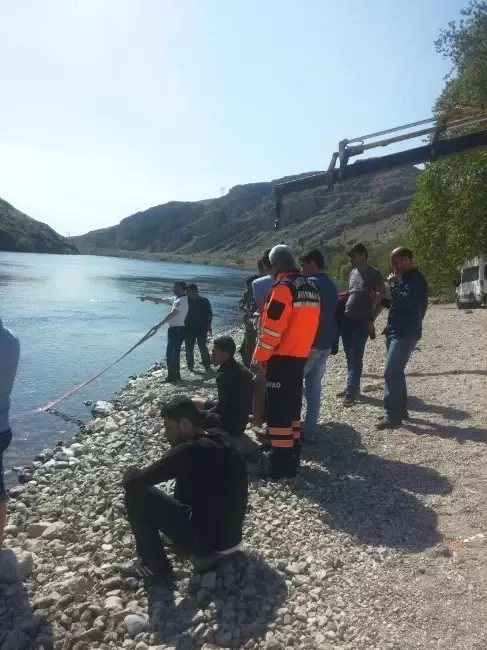 Pikniğe Giden Gençlerin Otomobili Nehre Uçtu Pikniğe Giden Gençlerin Otomobili Nehre Uçtu