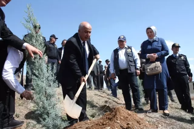 Aksaray'da Her Şehit İçin 10 Fidan Dikildi Aksaray'da Her Şehit İçin 10 Fidan Dikildi