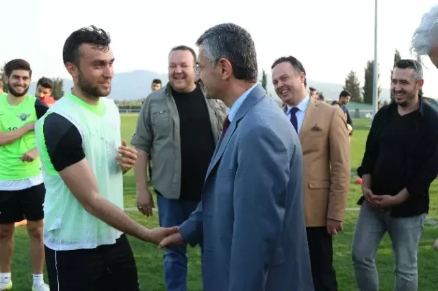 Manisa Valisi Bektaş'tan Akhisarspor'a Moral Ziyareti Manisa Valisi Bektaş'tan Akhisarspor'a Moral Ziyareti