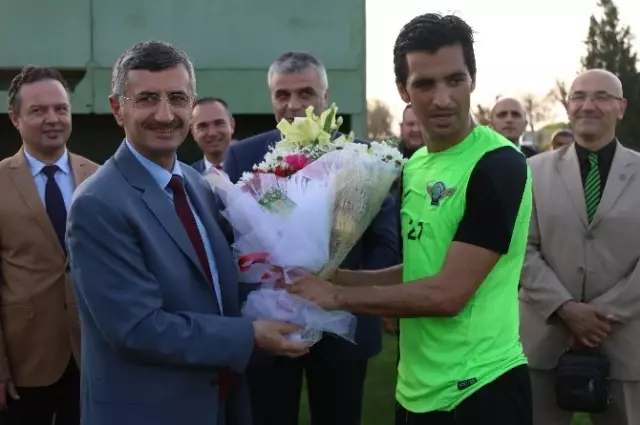 Manisa Valisi Bektaş'tan Akhisarspor'a Moral Ziyareti Manisa Valisi Bektaş'tan Akhisarspor'a Moral Ziyareti