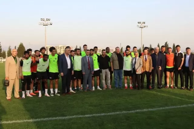 Manisa Valisi Bektaş'tan Akhisarspor'a Moral Ziyareti Manisa Valisi Bektaş'tan Akhisarspor'a Moral Ziyareti