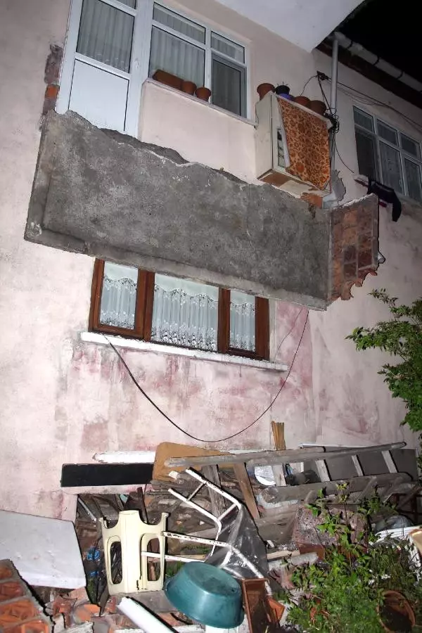 Sigara İçmek İçin Çıktıkları Balkon Çöktü: 3 Yaralı Sigara İçmek İçin Çıktıkları Balkon Çöktü: 3 Yaralı
